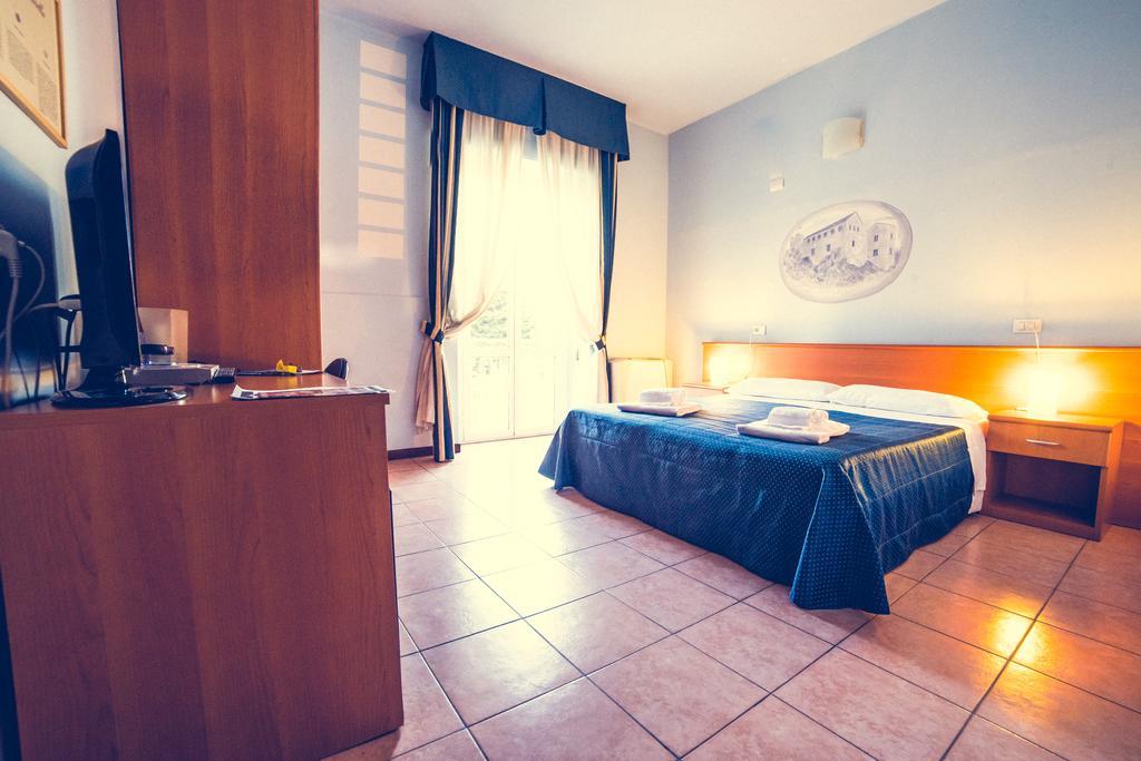 Hotel La Gaietta Millesimo Pokoj fotografie